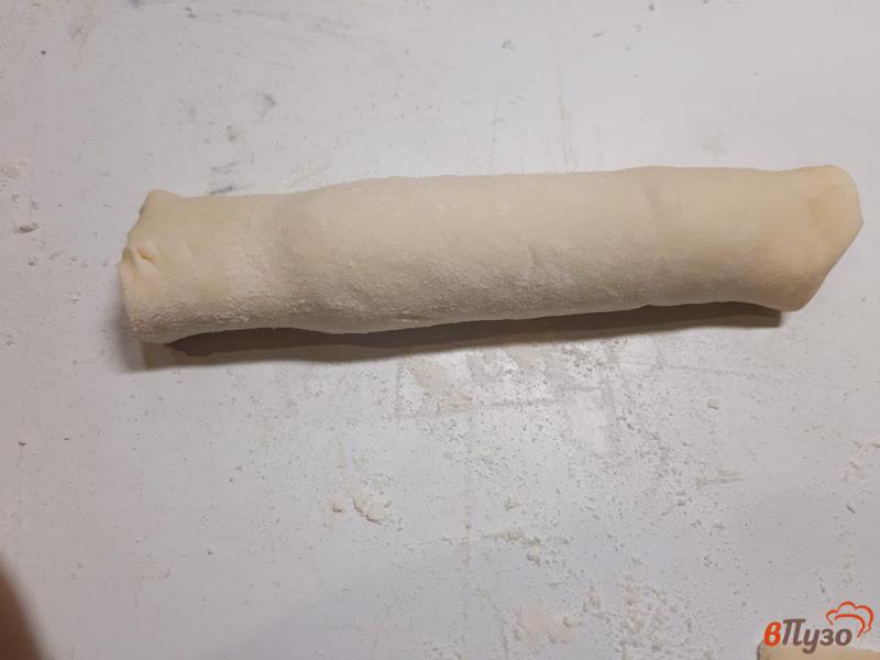 Фото приготовление рецепта: Слойки с сосисками в кунжуте из готового слоеного теста шаг №3