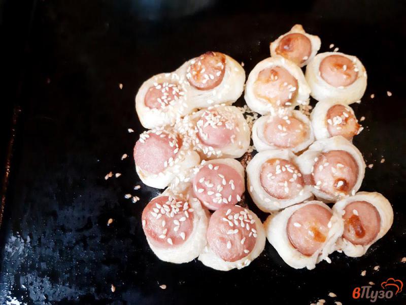 Фото приготовление рецепта: Слойки с сосисками в кунжуте из готового слоеного теста шаг №7
