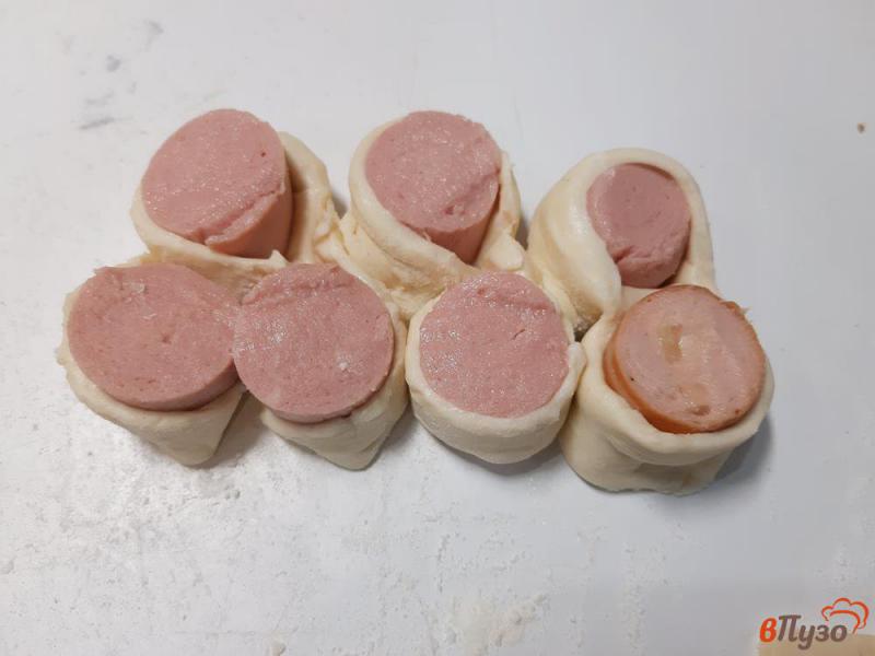 Фото приготовление рецепта: Слойки с сосисками в кунжуте из готового слоеного теста шаг №5