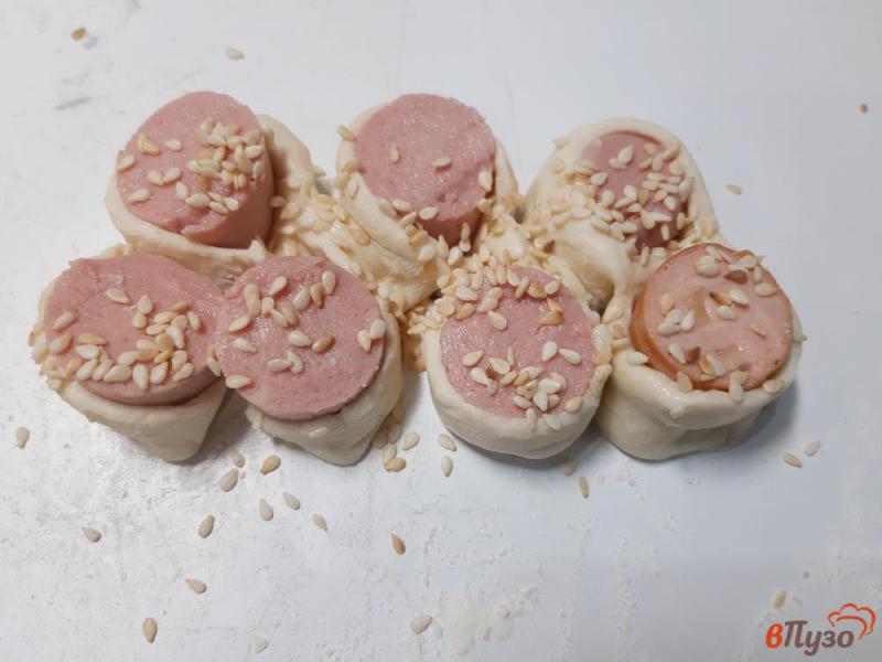 Фото приготовление рецепта: Слойки с сосисками в кунжуте из готового слоеного теста шаг №6
