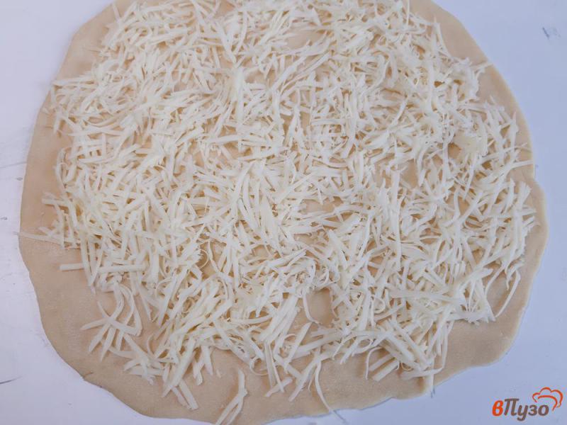 Фото приготовление рецепта: Хачапури с сыром на сковороде шаг №5
