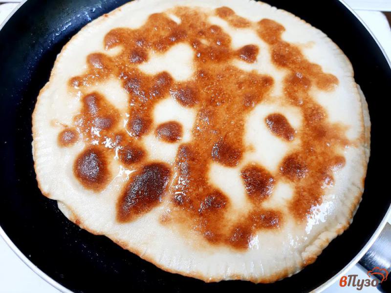 Фото приготовление рецепта: Хачапури с сыром на сковороде шаг №8
