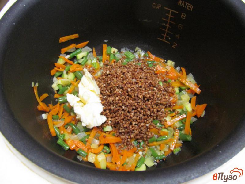 Фото приготовление рецепта: Гречневая каша с овощами в мультиварке шаг №3