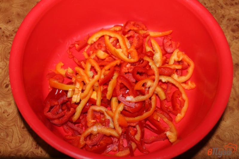 Фото приготовление рецепта: Салат из помидор с болгарским перцем и вялеными томатами шаг №1