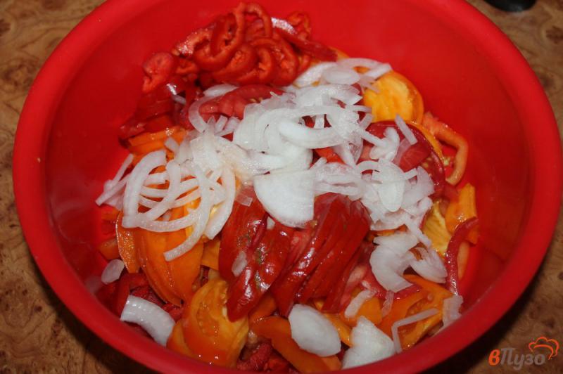 Фото приготовление рецепта: Салат из помидор с болгарским перцем и вялеными томатами шаг №3