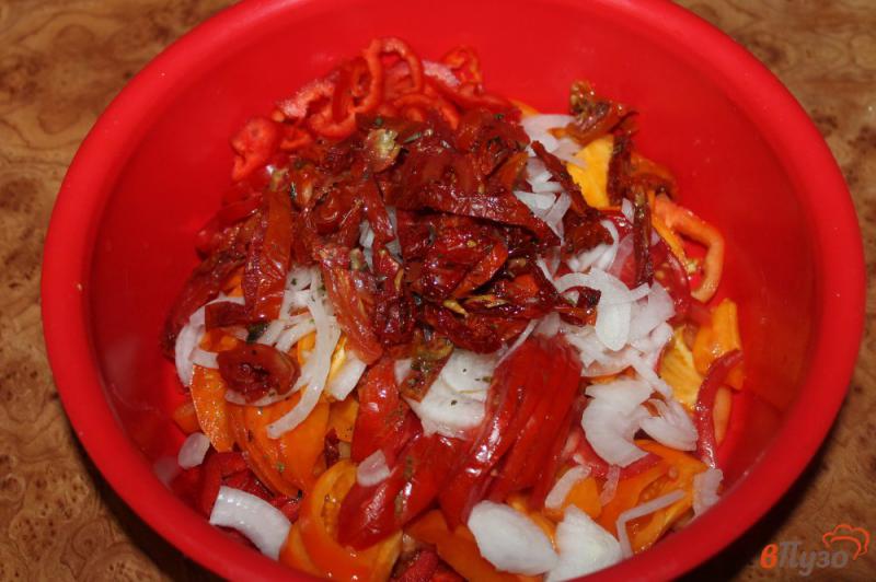 Фото приготовление рецепта: Салат из помидор с болгарским перцем и вялеными томатами шаг №4