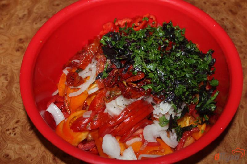 Фото приготовление рецепта: Салат из помидор с болгарским перцем и вялеными томатами шаг №5