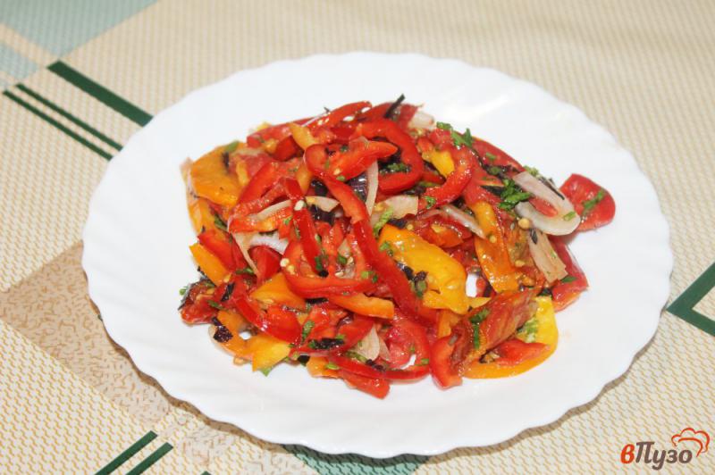Фото приготовление рецепта: Салат из помидор с болгарским перцем и вялеными томатами шаг №6