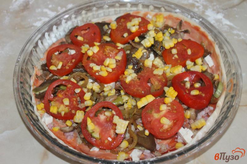 Фото приготовление рецепта: Пицца с фаршем, колбасой и овощами шаг №3