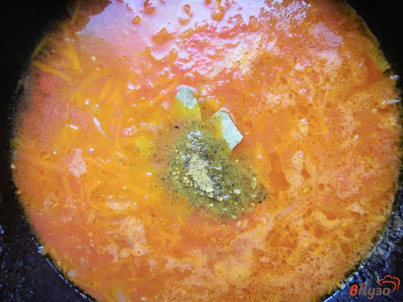 Фото приготовление рецепта: Сельдь тушеная в томатном соусе шаг №6