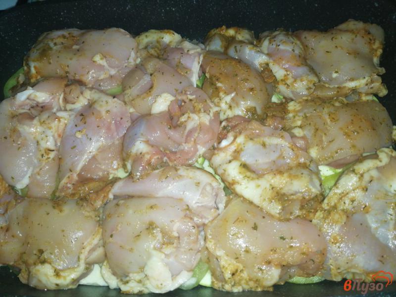 Фото приготовление рецепта: Куриные бедра запеченные с овощами шаг №7