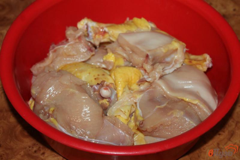 Фото приготовление рецепта: Курица тушеная с томатами и базиликом шаг №1