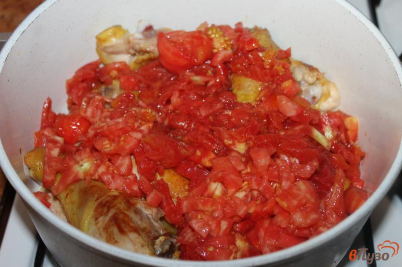 Фото приготовление рецепта: Курица тушеная с томатами и базиликом шаг №3