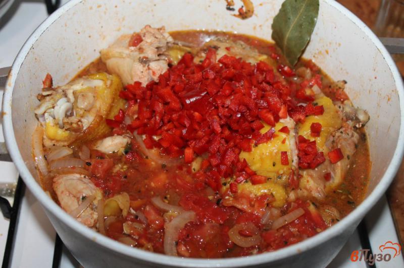 Фото приготовление рецепта: Курица тушеная с томатами и базиликом шаг №6