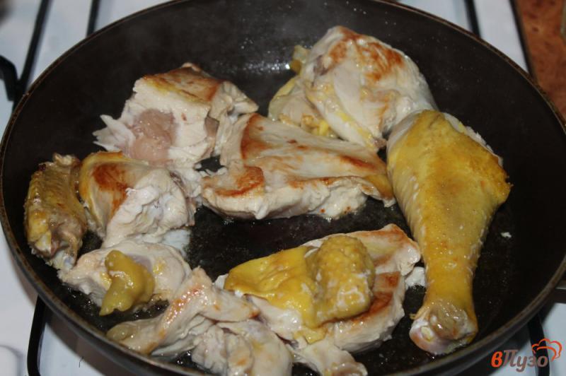 Фото приготовление рецепта: Курица тушеная с томатами и базиликом шаг №2