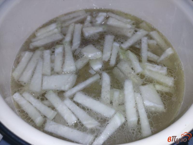 Фото приготовление рецепта: Суп из капусты белокочанной и кольраби шаг №3