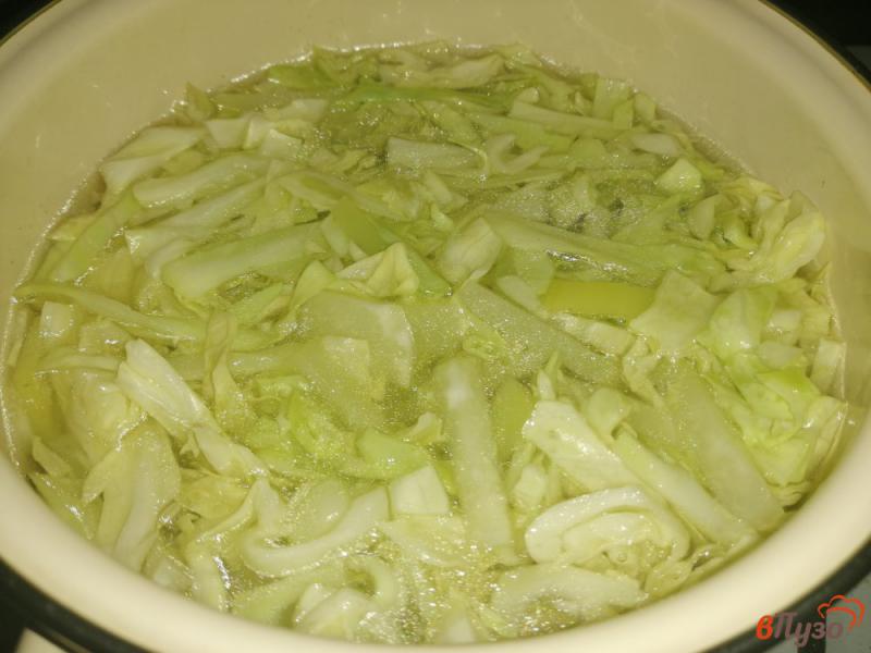 Фото приготовление рецепта: Суп из капусты белокочанной и кольраби шаг №6