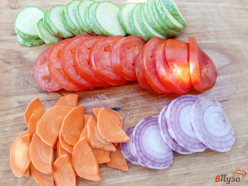 Фото приготовление рецепта: Скумбрия с помидорами и кабачком шаг №1