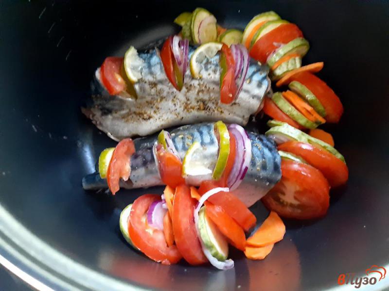 Фото приготовление рецепта: Скумбрия с помидорами и кабачком шаг №8