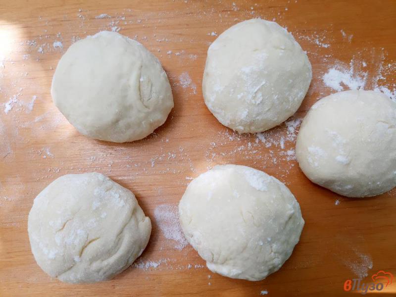 Фото приготовление рецепта: Пирожки с вишней печеные в мультиварке шаг №7
