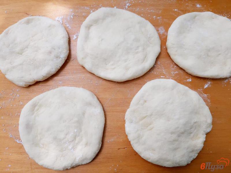 Фото приготовление рецепта: Пирожки с вишней печеные в мультиварке шаг №8