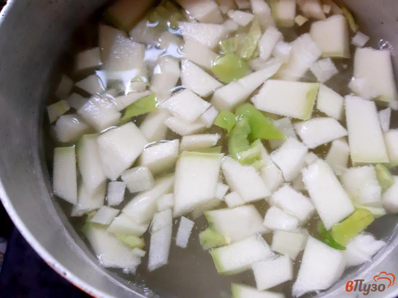 Фото приготовление рецепта: Суп овощной со спаржевой фасолью и кабачком шаг №2