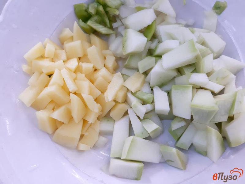 Фото приготовление рецепта: Суп овощной со спаржевой фасолью и кабачком шаг №1