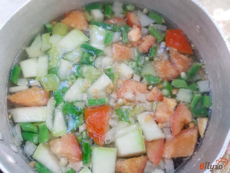 Фото приготовление рецепта: Суп овощной со спаржевой фасолью и кабачком шаг №6