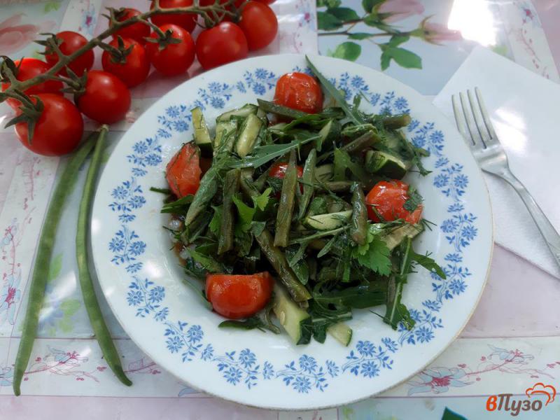 Фото приготовление рецепта: Салат из спаржевой фасоли с черри и руколой шаг №8