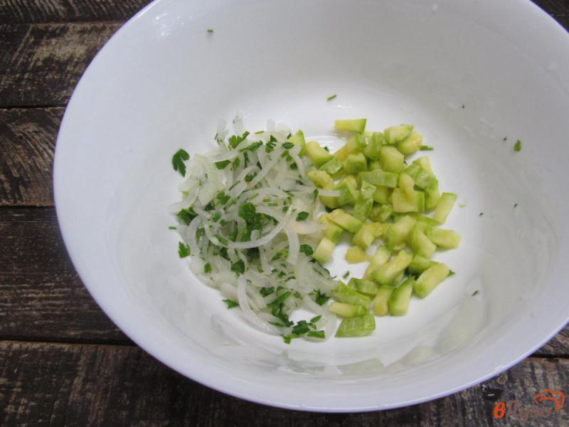 Фото приготовление рецепта: Салат из сырых кабачков с помидором и яйцом шаг №3