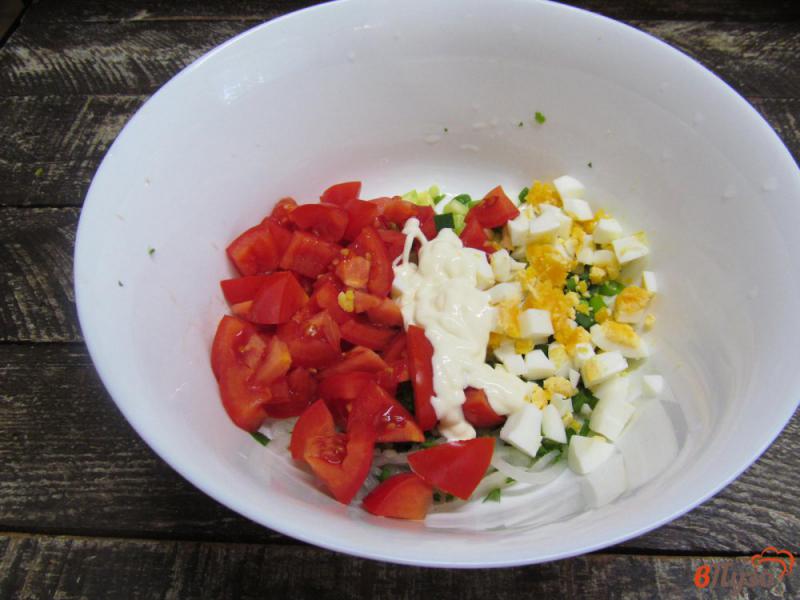 Фото приготовление рецепта: Салат из сырых кабачков с помидором и яйцом шаг №4