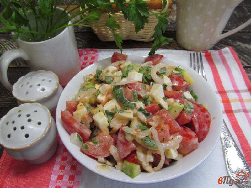 Фото приготовление рецепта: Салат из сырых кабачков с помидором и яйцом шаг №5