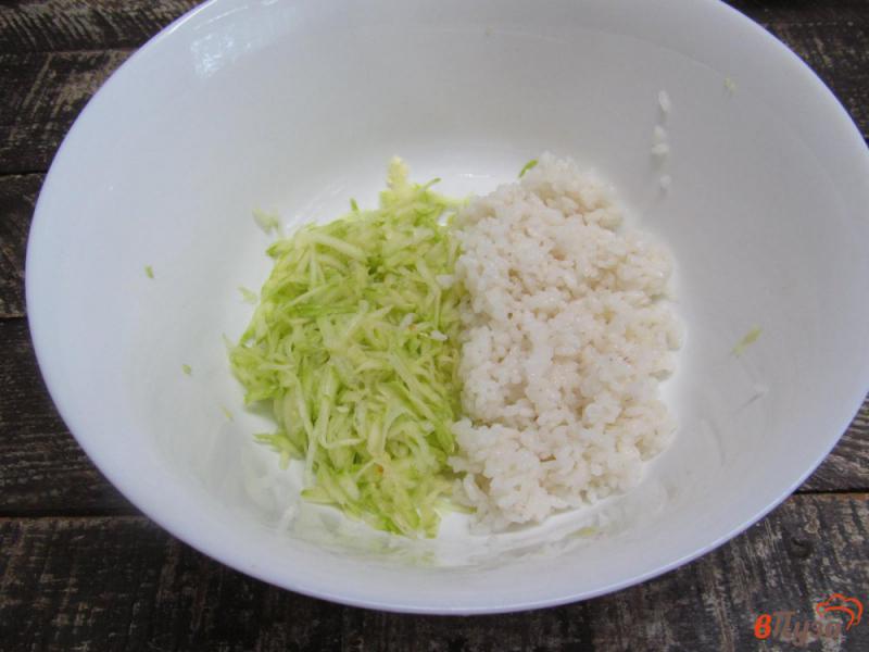 Фото приготовление рецепта: Кабачковая запеканка с рисом и фрикадельками шаг №3