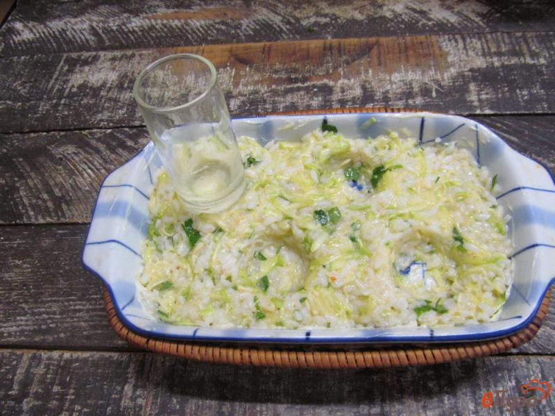 Фото приготовление рецепта: Кабачковая запеканка с рисом и фрикадельками шаг №6