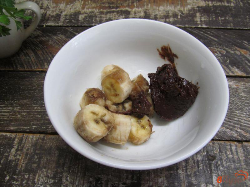 Фото приготовление рецепта: Блинчики фаршированные творогом с шоколадным кремом и бананом шаг №3
