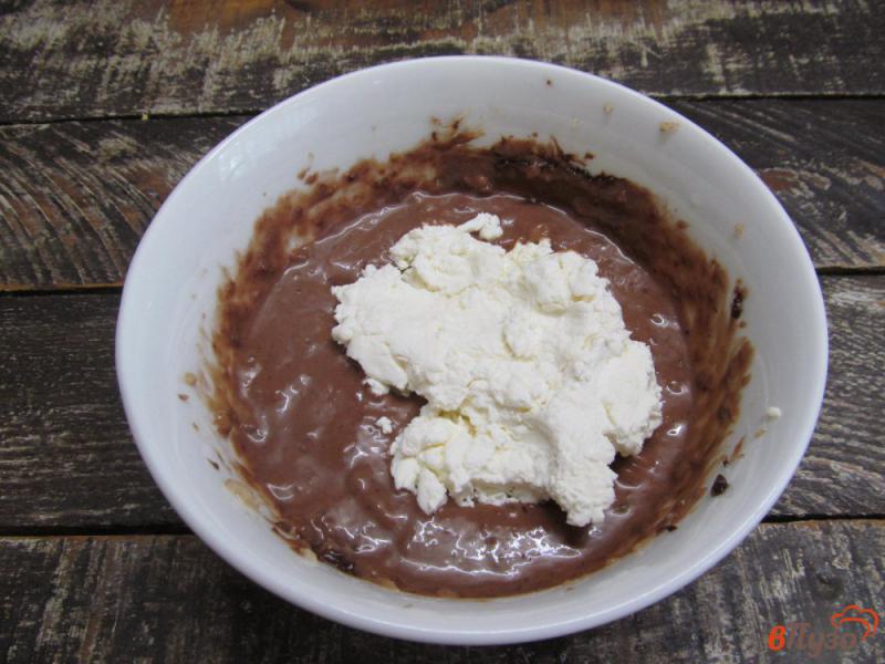 Фото приготовление рецепта: Блинчики фаршированные творогом с шоколадным кремом и бананом шаг №5