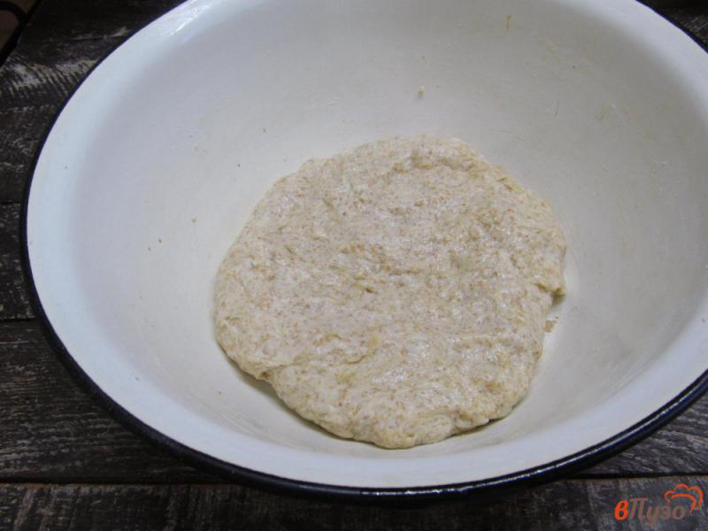 Фото приготовление рецепта: Белый хлеб на сыворотке с овсяными отрубями шаг №5