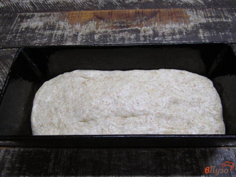 Фото приготовление рецепта: Белый хлеб на сыворотке с овсяными отрубями шаг №7