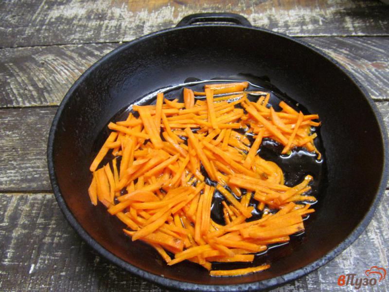Фото приготовление рецепта: Салат из тушеной моркови с вареной свининой шаг №3