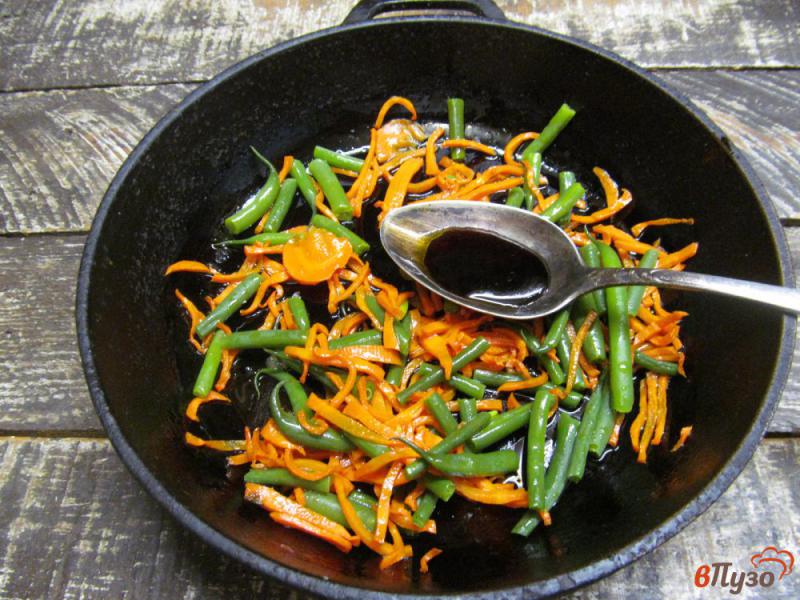 Фото приготовление рецепта: Салат из тушеной моркови с вареной свининой шаг №4