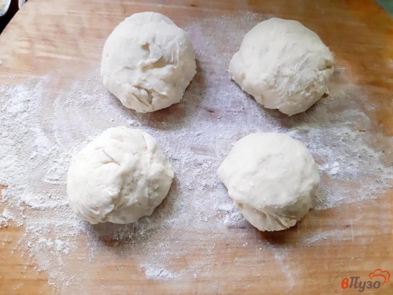 Фото приготовление рецепта: Пирожки на ряженке жареные с адыгейским сыром и укропом шаг №5