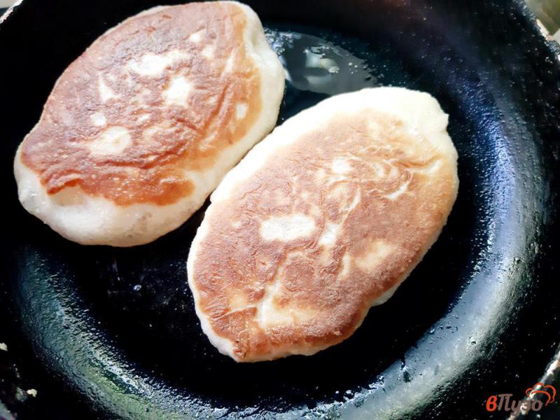 Фото приготовление рецепта: Пирожки на ряженке жареные с адыгейским сыром и укропом шаг №10