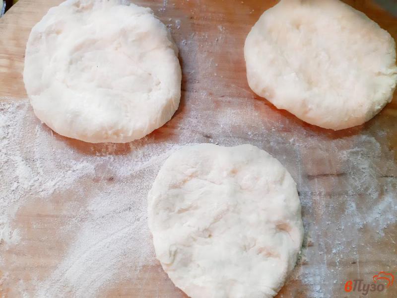 Фото приготовление рецепта: Пирожки на ряженке жареные с адыгейским сыром и укропом шаг №6