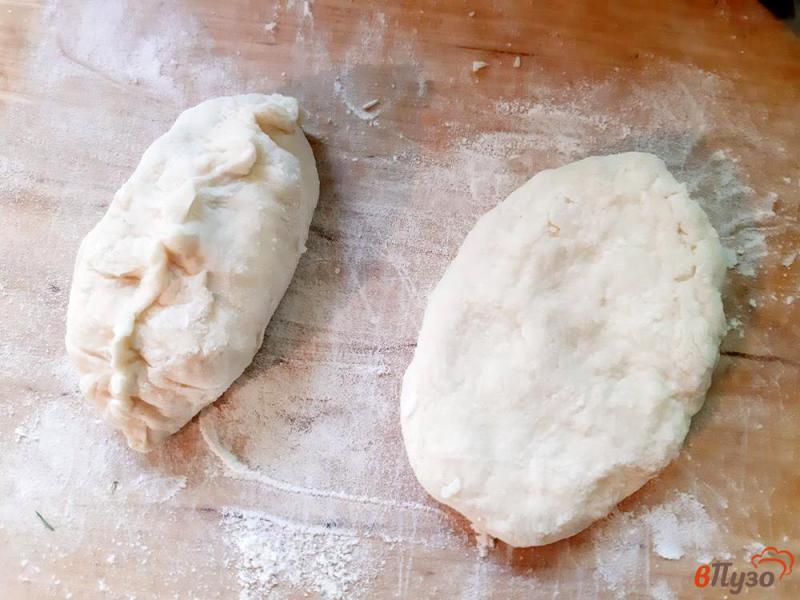 Фото приготовление рецепта: Пирожки на ряженке жареные с адыгейским сыром и укропом шаг №8