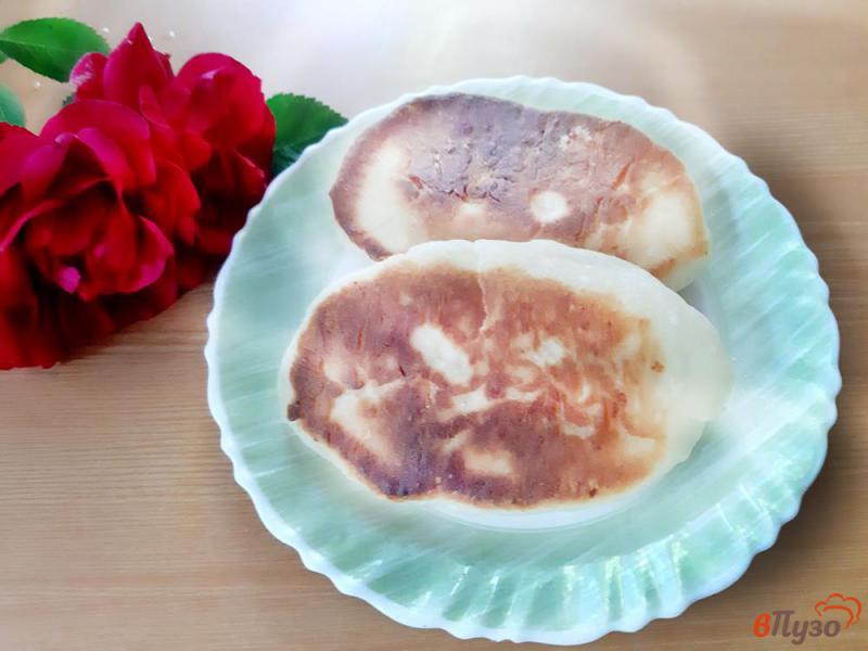 Фото приготовление рецепта: Пирожки на ряженке жареные с адыгейским сыром и укропом шаг №11
