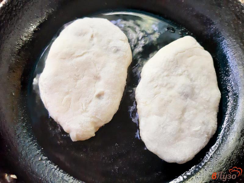 Фото приготовление рецепта: Пирожки на ряженке жареные с адыгейским сыром и укропом шаг №9