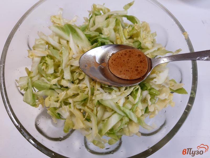 Фото приготовление рецепта: Салат из капусты с огурцами и сухариками шаг №3