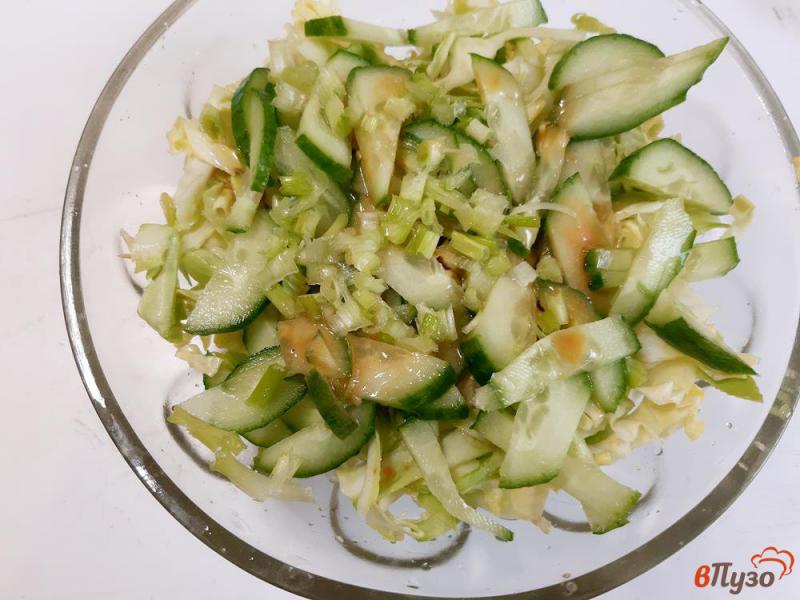 Фото приготовление рецепта: Салат из капусты с огурцами и сухариками шаг №5