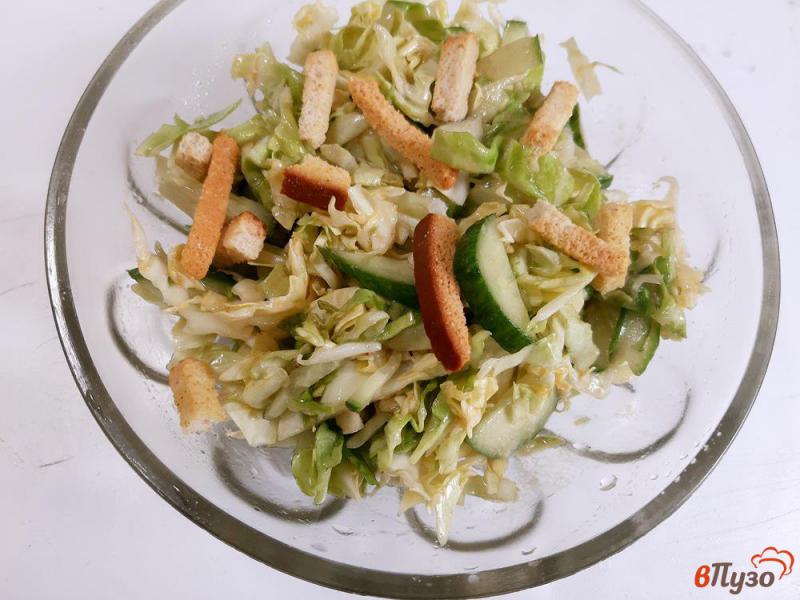 Фото приготовление рецепта: Салат из капусты с огурцами и сухариками шаг №6