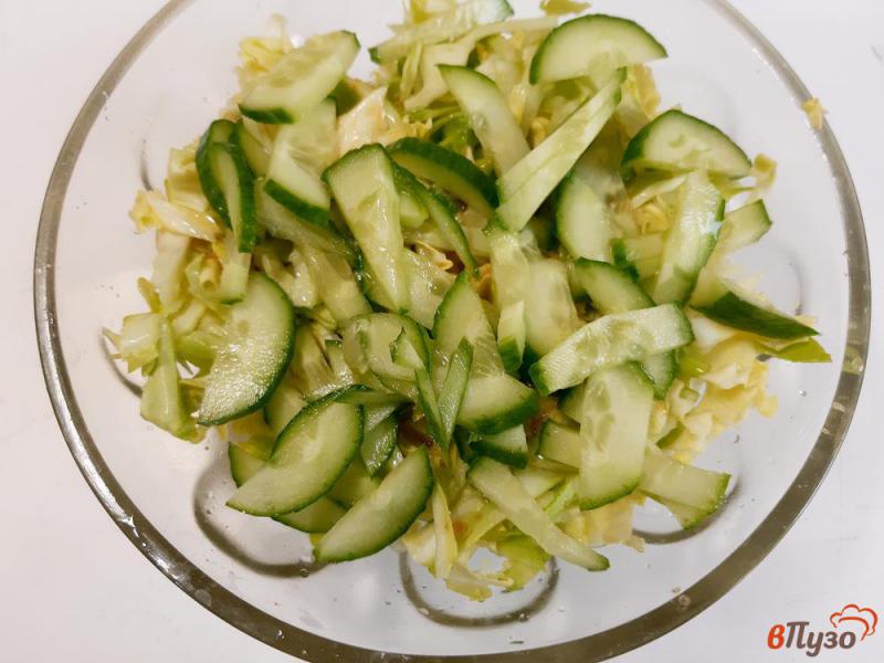 Фото приготовление рецепта: Салат из капусты с огурцами и сухариками шаг №4